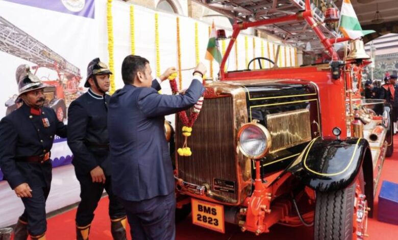 vintage-turn-table-ladder-fire-engine-restored-mumbai-bmc