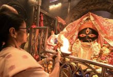 शिव गाजन पर ममता बनर्जी ने नाकुलेश्वर मंदिर में की पूजा, राज्य की शांति और समृद्धि की कामना