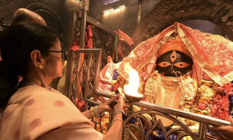 शिव गाजन पर ममता बनर्जी ने नाकुलेश्वर मंदिर में की पूजा, राज्य की शांति और समृद्धि की कामना